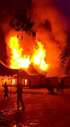 Baru kemaren kebaran, eh udah terjadi lagi kebakaran, mudah-mudahan apinya cepat padam #vidgram #kebakaran #viralvideo