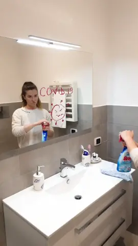 sono l'unica che non ne può più? 😅 #stayhome #bathroom  #homeoutfits #angrygirl  #bangbang  #mirrorchallenge #tiktok  #fy #foryou