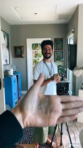 @soycamilomusica $100 que no adivina la palabra 😂🤷🏻‍♀️🤘🏻 #distancedance #fyp #parati #adivinalapalabra #foryouppage #camilomusica