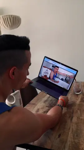 Buvez votre shaker de protéines pour rester musclé pendant le confinement  ! 😂💪