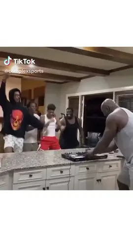 @shaq bringing out DJ Diesel in quarantine 😂🔥 #shaq #reallifeathome @complexsports