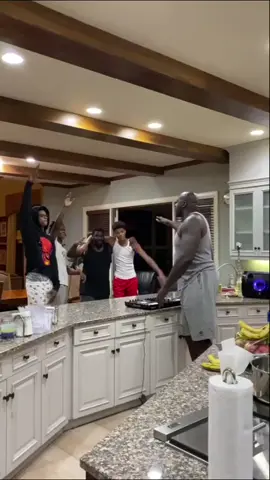 DJ SHAQ is a MONSTER!! 🔥🔥🔥#Repost @shaq• • • • • •Oneal boys kitchen concert #distancedance #playbyplay #thesongofus  #dj #NB#NBA