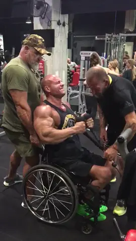 @gabriele_andriulli_ifbb_pro @thedorianyates #armday #armworkout #biceps  #nopainnogain #gohardorgohome  #makavelimotivation #makavelination