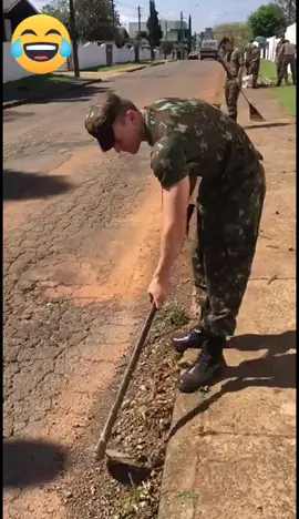 Venha capinar rua kkk Aliste-se #meme  #soldado  #soldadocaido #aliste  #forças #forçasarmadas  #soldadocapinando  #engraçado #videos #engracado