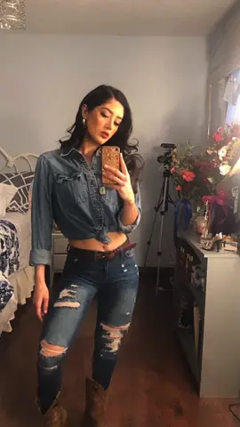 Same selfie different fits! 🥰🙇🏻‍♀️ #freezeframe #levelup #foryourpage #fyp #paratipage #werkitfromhome #storytime #cleaningszn #countrymusic