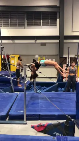 Look ma, no hands #parkour #fly #whoa #acrobat #scary