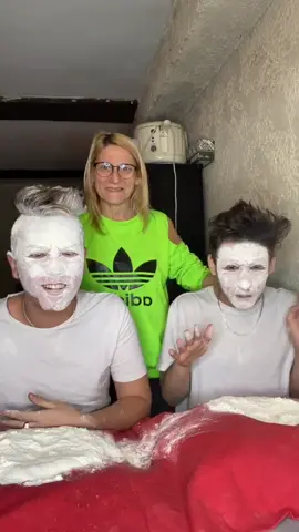 Elle nous a pas loupé 😂😭 Qui a pris le + de farine ? @ricardoalexalex @ricardoetcarla
