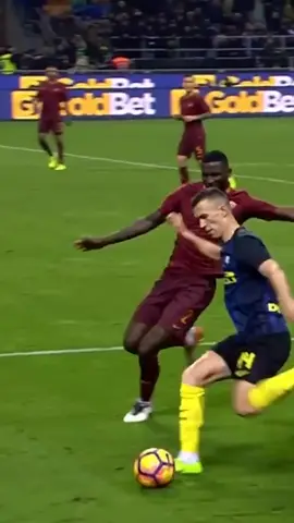 Perisic, Rüdiger’in aklını alıyor 🔥 #inter #roma #football #amazing #skills #nutmeg