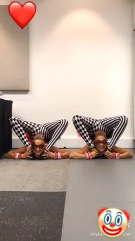 💛💚🤍💛💚🤍💛💚🤍💛💚🤍  #flexibility #gymnastick #rybka #twins #sister #foryou #rybkatwins #day #australia @rybkatwinsofficial #perth #thankyou 🤡❤️