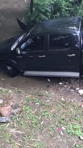 #hilux #nosnorkelneeded #offroad #trinidad #4x4 #fyp #foryoupage #toyota