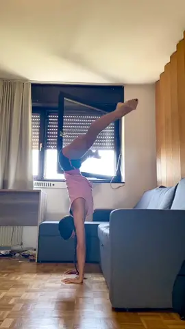 Handstands🥰#presshandstand #flexible #mobility #bodyworkout #gymnastics #crossfit #calisthenics #yoga #split #core #Fitness #homeworkout #women