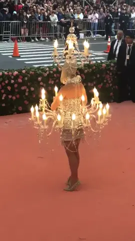 i still can’t believe katy perry was a chandelier and then was a....burger!? #metgala #katyperry #foryou