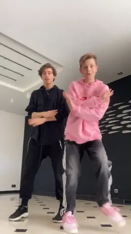 Poranne tańce w @blaze_house 💜🔥 @pawel_official