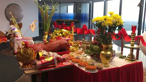 Mâm cúng khai trương đầy đủ có heo quay sữa #đồcúngtâmlinh #dịchvụđồcúng #cúngkhaitrương #cúngkhaitrươngcửahàng #đồcúngtrọngói