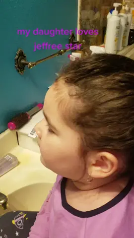 #foryoupage #momlife #goingpro #jeffreestar #makeup #makeitviral this girl loves jeffree star 3years old and already knows good makeup @jeffreestar