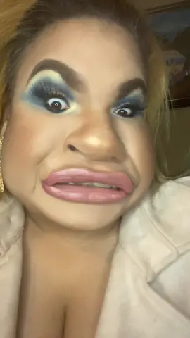 #tantodineroenmaquillaje #funnyvideos #funny #maquillaje #jajaja #risas #yosequetuno #viral #viralvideo #eyes #lipstick #maquillaje #videoschistosos