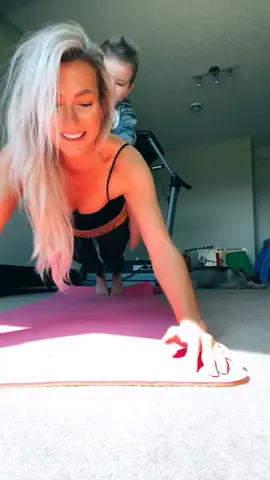 🥰🤣🙊 #fail #momfail #workout #plankchallenge #kidsoftiktok