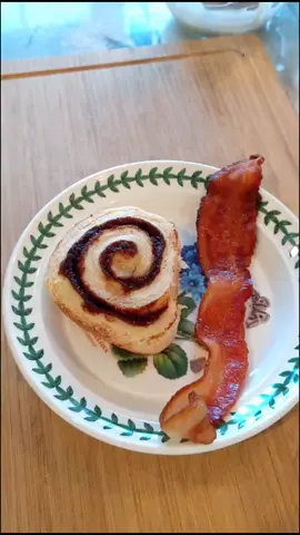 😋😋😋 #cinnamonrolls #foodporn #gettingalongfamously #goodfoodchallenge #fyp