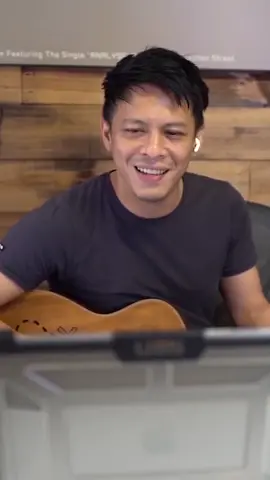 Aa' Ariel nemenin kalian #dirumahaja sambil main gitar ya. Yuk sekalian nyanyi bareng. #fyp #noah #noahband #arielnoah #menghapusjejakmu