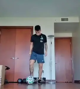 El Chino Zelarayán compartió está magia en su Instagram 😍☠️. #football #stayathome #belgrano