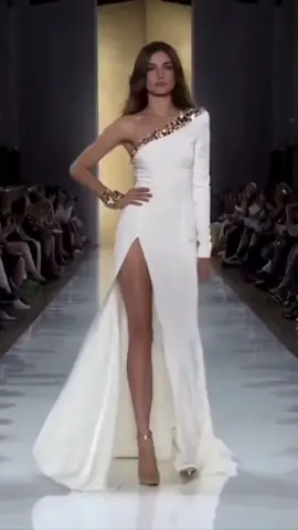 Andreea Diaconu Runway walk              #model #Runway #catwalk #fashion #designer #clothes #foryou #fy #fyp #foryoupage