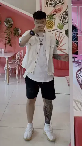 Kéo chân hơi lố :)) chứ bên ngoài chân tui có 1 mẩu thui 🤣 đoán chiều cao của mình di mn!