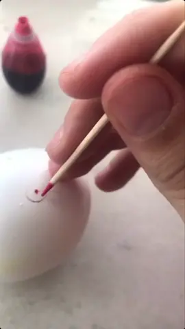 Broma de huevo con colorante a mi familia #creandoparaayudar subiré la reacción cuando alguien lo rompa 🥚
