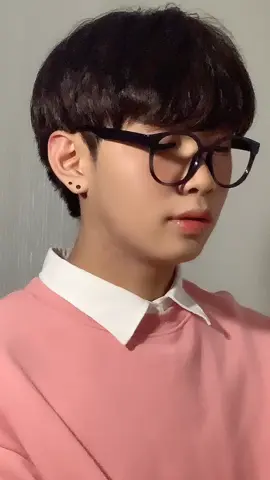 POV ) 그는 오늘 나와 데이트 중에 계속 핸드폰만 본다. 그래서 나는 그가 나를 사랑하는지 확인하고 내 사랑을 보여주려고 한다.