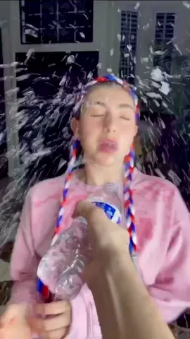“Look behind you” little do they know 😂 #fyp #foryou #trending #viral #prank #arab #arabmom #sisters #waterbottle #waterprank #presstwistpull #lol