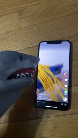 I seen her on tiktok... @lilxfendy #foryoupage #foryoupage #sharkpuppet
