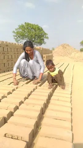 hello tik tok friends bahut Sare aise bache Hain jo chhoti si Umar me kam karne lag jate h inko padhne likhane ka moka bhi Nhi milta