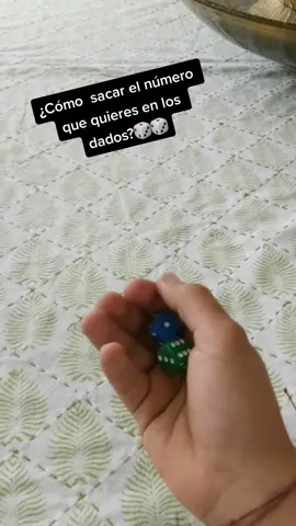 Aprende cómo lanzar tus dados para obtener el número deseado! #dize #dados #juego #suerte
