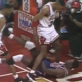 Extremely underrated play 🔥🔥 h/t slams #hoopsnation #NBA #bulls #pippen