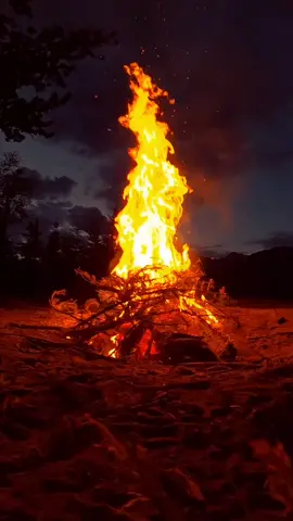 Slowing fire down 🔥😍! #goodvibes #alaska #slow #fire #trending #wild #sparklingmemories #beautiful #amazing