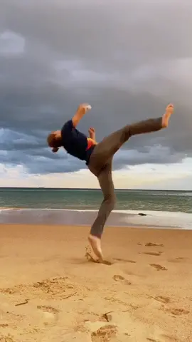 Most of it stayed in the can, wooh! Would you try this? 😜 #dontspillchallenge #redbull #healthyliving #flip #parkour @redbullau #beach