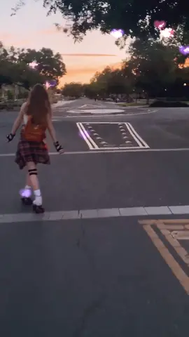just vibin’ bro (video creds @salthesalamander3)  #rollerskating #rollerskate #rollerskategirl #skatergirl #rollerskates