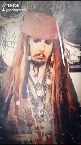Lendemain de fête chez le gouverneur Swann 🎉🎈🎊🥳 Quand Jack remplace le Rhum par l'aspirine 🥃😄😄 #johnnydepp #jacksparrow #johnnysteff #sosie