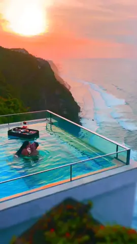 Our all time favorite pool! 😍 Are you scared of heights? #bali #pool #couple #couplegoals #travel #amazing #wow Follow @terplanet on Instagram