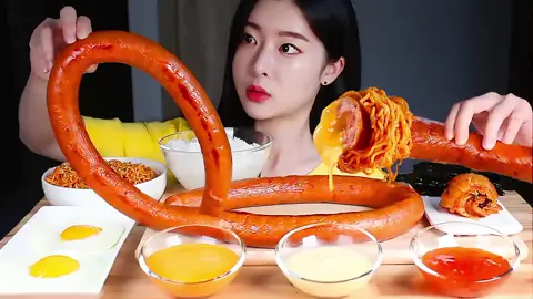 2배 더 커진 대왕킬바사소세지! 육즙팡팡 소리듣고가세요 💦 도전불닭비빔면에 소스 3종류, 흰쌀밥에 계란후라이까지 💖#킬바사소세지 #먹방 #소세지 #대왕킬바사소세지 #푸메 #asmr #sausage #mukbang #juicy #enak #makanan #ソーセージ