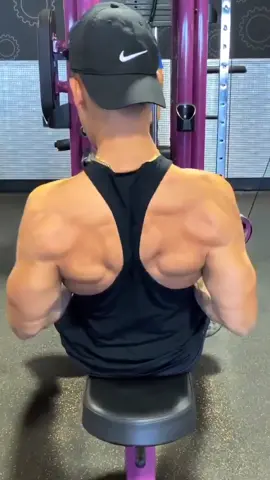 Do you even shred back bro 💪😀 #gym #imfat #pizza #sixpackabs #shredded #Fitness #fit #workout #flex #trend #viral #famous #abs #fyp #foryou #back #h