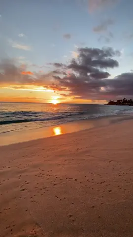 Just another beautiful sunset.. 🧡 #Hawaii #Oahu #sunset #travel #scenic #beaches #fyp