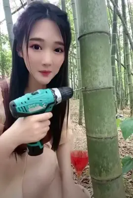 ❤️ Beautiful 妹妹 opened up old bamboo to have a fresh drink 🇨🇳😘 #Kolors #bamboo #freshdrink #amazingtree