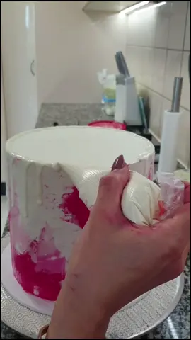 How I create a white chocolate drip! ❤️ #dripcake #cake #cakebts #cakevid #cakehowto #LearnOnTikTok #learnfromme