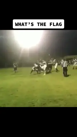 Am I missing something? 🧐 (via roberto_gleasson/IG) #flag #penalty #refs