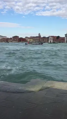 Videos aleatórios do meu intercâmbio. Parte 9. Quando o alagamento é em Veneza, é chique #intercambio #italia #veneza #alagamento #acquaalta #fyp #for