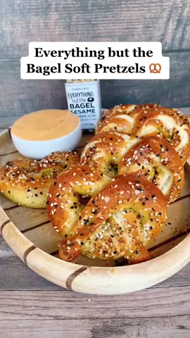 Trader Joe’s Everything but the Bagel Soft Pretzels 🥨🧀🍻 #traderjoesfoodreviews #traderjoes #softpretzel #ebtbseasoning #EasyRecipe #softpretzels