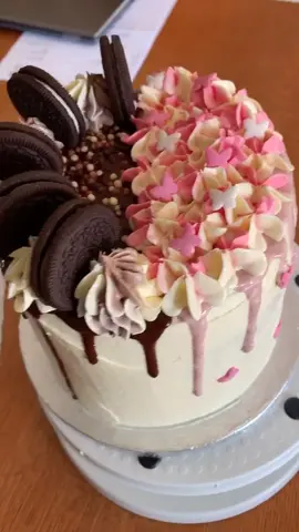 Baking on the hottest day 😩 #cakedecorating#LearnOnTikTok#cakechallenge#respectthedrip#dripchallenge#oreocake#pinkcake#cakedecoratingvideo