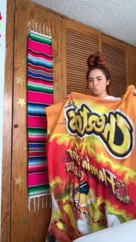 me compre lo más bonito, una cobija de cheetos ❤️🧡💛