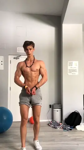 I just like the Song 🎵🤷‍♂️ #lucahbl #germanboy #germany #german #Fitness #muscles #shredded #abs #training #fy #fypage #viral #goviral #music