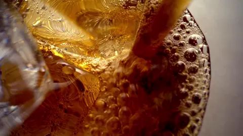 Take a look inside of cola glass with #laowa24mmprobe #laowa #cola #pouring #commercial #tabletop #dop #videography #satisfying #rec #diving #drink